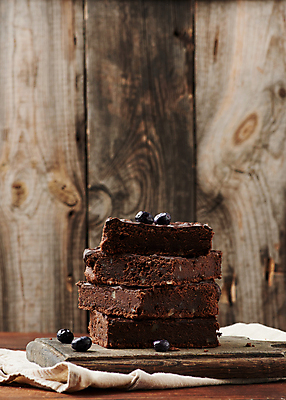 포토 JPG 해외이미지 접시 빵 디저트 사람없음 쌓기 호두 초코케이크 브라우니 해외포토 식기 음식 모션 케이크 견과류 파일형식
