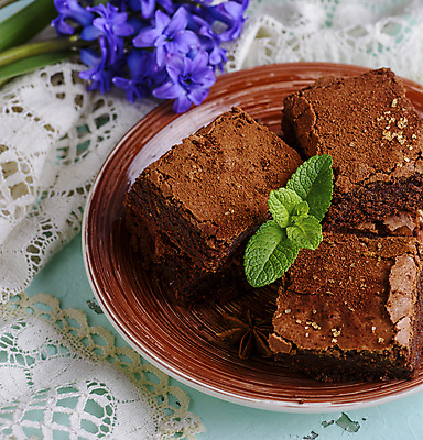 포토 JPG 해외이미지 접시 꽃 빵 디저트 사람없음 쌓기 초코케이크 브라우니 맛있는 해외포토 식물 식기 음식 모션 케이크 파일형식