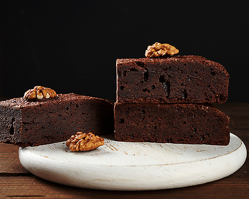 포토 JPG 해외이미지 빵 검은배경 디저트 사람없음 쌓기 견과류 호두 초코케이크 브라우니 맛있는 해외포토 음식 백그라운드 모션 케이크 검은색 파일형식