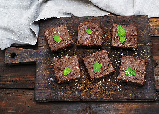 포토 JPG 해외이미지 빵 디저트 도마 도마_주방용품 사람없음 쌓기 견과류 초코케이크 브라우니 해외포토 음식 모션 주방용품 케이크 파일형식