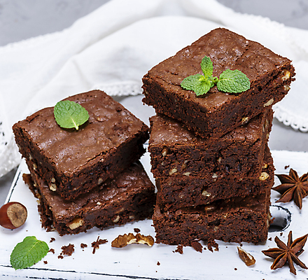 포토 JPG 해외이미지 빵 디저트 사람없음 쌓기 흰배경 호두 초코케이크 브라우니 맛있는 해외포토 음식 백그라운드 모션 케이크 견과류 흰색 파일형식