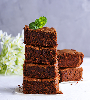 포토 JPG 해외이미지 빵 잎 디저트 사람없음 쌓기 흰배경 초코케이크 브라우니 맛있는 해외포토 식물 음식 백그라운드 모션 케이크 흰색 파일형식