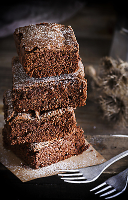 포토 JPG 해외이미지 빵 포크 검은배경 디저트 사람없음 쌓기 초코케이크 브라우니 맛있는 해외포토 식기 음식 백그라운드 모션 케이크 검은색 파일형식