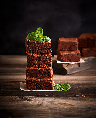 포토 JPG 해외이미지 빵 검은배경 디저트 사람없음 쌓기 초코케이크 브라우니 맛있는 해외포토 음식 백그라운드 모션 케이크 검은색 파일형식