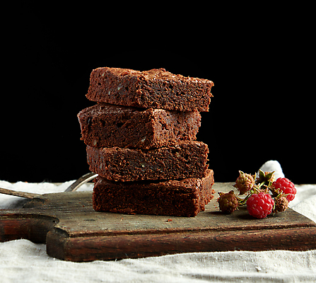 포토 JPG 해외이미지 빵 검은배경 디저트 도마 사람없음 쌓기 초코케이크 브라우니 맛있는 해외포토 음식 백그라운드 모션 주방용품 케이크 검은색 파일형식