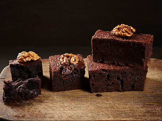 포토 JPG 해외이미지 빵 검은배경 디저트 사람없음 쌓기 견과류 호두 초코케이크 브라우니 맛있는 해외포토 음식 백그라운드 모션 케이크 검은색 파일형식