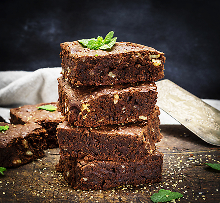 포토 JPG 해외이미지 빵 검은배경 디저트 사람없음 쌓기 견과류 호두 초코케이크 브라우니 맛있는 해외포토 음식 백그라운드 모션 케이크 검은색 파일형식