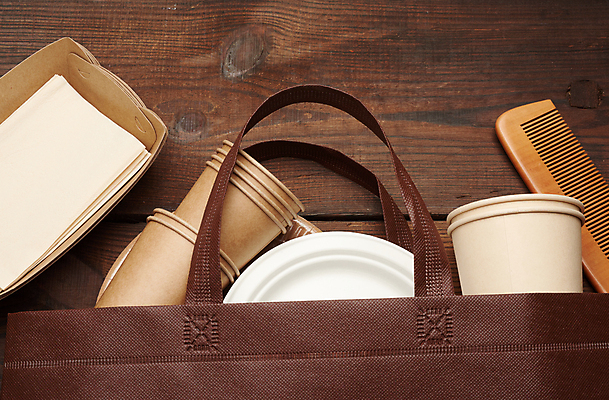 포토 JPG 해외이미지 접시 실내 사람없음 재활용 머리빗 종이컵 일회용 친환경 에코백 갈색배경 해외포토 식기 백그라운드 가방 내부 컵 갈색 환경 미용용품 에코 파일형식