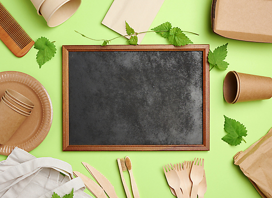 포토 JPG 해외이미지 접시 잎 실내 사람없음 칠판 재활용 칫솔 종이컵 일회용 친환경 나무칼 나무포크 에코백 초록배경 해외포토 식물 식기 백그라운드 포크 가방 내부 컵 초록색 위생용품 환경 칼 에코 파일형식