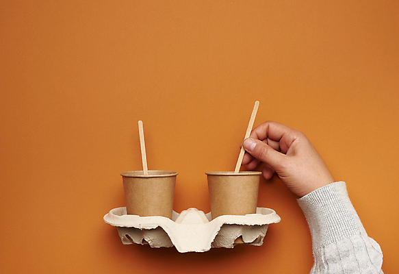 포토 JPG 해외이미지 손 실내 신체부위 재활용 잡기 종이컵 일회용 친환경 나무막대기 포장용기 주황색배경 해외포토 백그라운드 모션 사람 내부 컵 환경 주황색 막대기 포장재료 파일형식