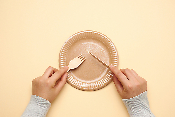 포토 JPG 해외이미지 접시 손 실내 신체부위 재활용 잡기 일회용 친환경 나무칼 나무포크 갈색배경 해외포토 식기 백그라운드 포크 모션 사람 내부 갈색 환경 칼 파일형식