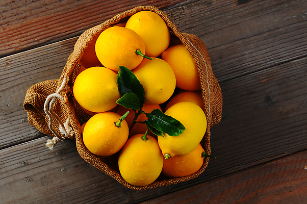 포토 JPG 해외이미지 실내 사람없음 하이앵글 레몬 삼베 담기 나무바닥 자루 해외포토 뷰포인트 과일 모션 바닥 내부 파일형식 천_직물