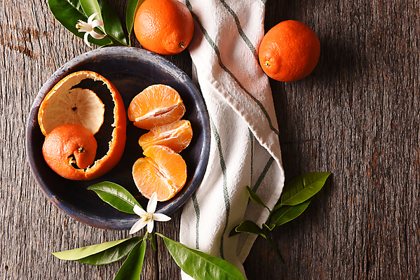 포토 JPG 해외이미지 잎 귤 실내 사람없음 하이앵글 바구니 식탁보 담기 나무바닥 귤껍질 해외포토 식물 뷰포인트 과일 모션 바닥 내부 껍질 파일형식