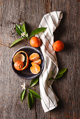 포토 JPG 해외이미지 그릇 잎 오렌지 실내 사람없음 하이앵글 식탁보 담기 나무바닥 오렌지껍질 해외포토 식물 식기 뷰포인트 과일 모션 바닥 내부 껍질 파일형식