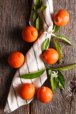 포토 JPG 해외이미지 꽃 잎 오렌지 실내 사람없음 하이앵글 식탁보 나무바닥 해외포토 식물 뷰포인트 과일 바닥 내부 파일형식