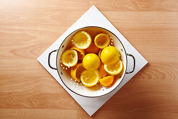 포토 JPG 해외이미지 실내 사람없음 하이앵글 바구니 레몬 나무바닥 레몬껍질 해외포토 뷰포인트 과일 바닥 내부 껍질 파일형식