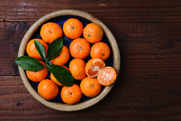 포토 JPG 해외이미지 잎 귤 실내 사람없음 하이앵글 바구니 담기 나무바닥 해외포토 식물 뷰포인트 과일 모션 바닥 내부 파일형식