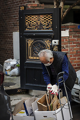 포토 JPG 주간 할아버지 노년 남자 마스크 한명 서기 상반신 야외 옆모습 실버라이프 수레 한국인 정리 70대 경제활동 고령화 독거노인 집앞 폐지수집 노인남자한명만 국내포토 자연요소 1 라이프스타일 뷰포인트 모션 사람 동양인 성인 경제 카트 수집 사회이슈 남자한명만 노인남자만 파일형식