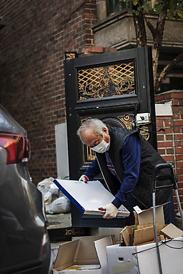 포토 JPG 주간 할아버지 노년 남자 마스크 한명 서기 상반신 야외 옆모습 실버라이프 수레 한국인 정리 70대 경제활동 고령화 독거노인 집앞 폐지수집 노인남자한명만 국내포토 자연요소 1 라이프스타일 뷰포인트 모션 사람 동양인 성인 경제 카트 수집 사회이슈 남자한명만 노인남자만 파일형식