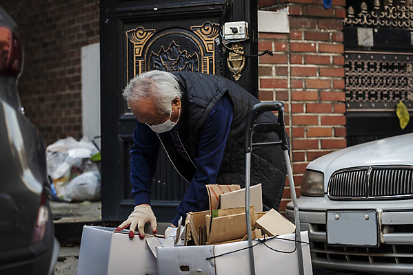 포토 JPG 주간 할아버지 노년 남자 마스크 한명 서기 상반신 야외 옆모습 실버라이프 수레 한국인 정리 70대 경제활동 고령화 독거노인 집앞 폐지수집 노인남자한명만 국내포토 자연요소 1 라이프스타일 뷰포인트 모션 사람 동양인 성인 경제 카트 수집 사회이슈 남자한명만 노인남자만 파일형식