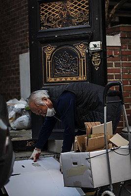 포토 JPG 주간 할아버지 노년 남자 마스크 한명 서기 상반신 야외 옆모습 실버라이프 수레 한국인 정리 70대 경제활동 고령화 독거노인 집앞 폐지수집 노인남자한명만 국내포토 자연요소 1 라이프스타일 뷰포인트 모션 사람 동양인 성인 경제 카트 수집 사회이슈 남자한명만 노인남자만 파일형식