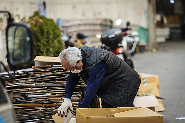 포토 JPG 주간 할아버지 노년 남자 한명 서기 상반신 야외 옆모습 실버라이프 한국인 정리 70대 경제활동 고령화 독거노인 폐지수집 노인남자한명만 국내포토 자연요소 1 라이프스타일 뷰포인트 모션 사람 동양인 성인 경제 수집 사회이슈 남자한명만 노인남자만 파일형식