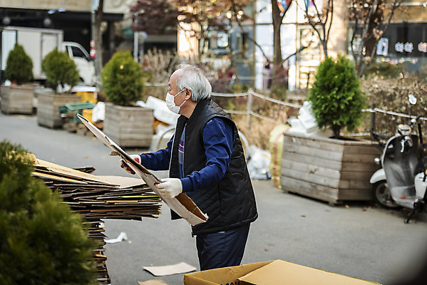 포토 JPG 주간 할아버지 노년 남자 한명 서기 들기 상반신 야외 옆모습 실버라이프 한국인 정리 70대 경제활동 고령화 독거노인 폐지수집 노인남자한명만 국내포토 자연요소 1 라이프스타일 뷰포인트 모션 사람 동양인 성인 경제 수집 사회이슈 남자한명만 노인남자만 파일형식