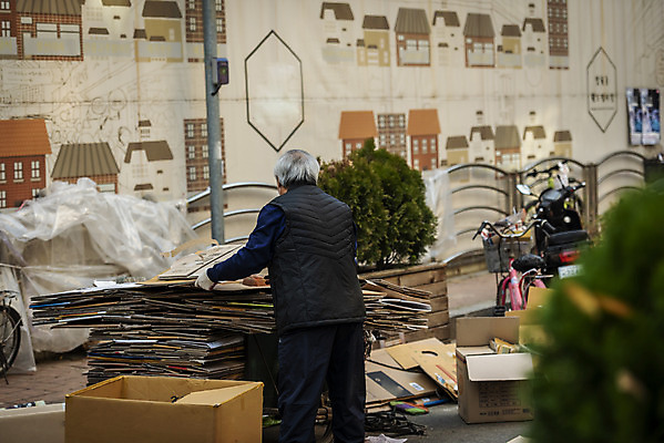 포토 JPG 주간 할아버지 노년 남자 한명 서기 들기 상반신 야외 옆모습 실버라이프 한국인 정리 70대 경제활동 고령화 독거노인 폐지수집 노인남자한명만 국내포토 자연요소 1 라이프스타일 뷰포인트 모션 사람 동양인 성인 경제 수집 사회이슈 남자한명만 노인남자만 파일형식