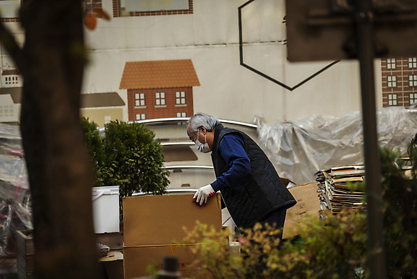포토 JPG 주간 할아버지 노년 남자 한명 서기 들기 상반신 야외 옆모습 실버라이프 한국인 정리 70대 경제활동 고령화 독거노인 폐지수집 노인남자한명만 국내포토 자연요소 1 라이프스타일 뷰포인트 모션 사람 동양인 성인 경제 수집 사회이슈 남자한명만 노인남자만 파일형식