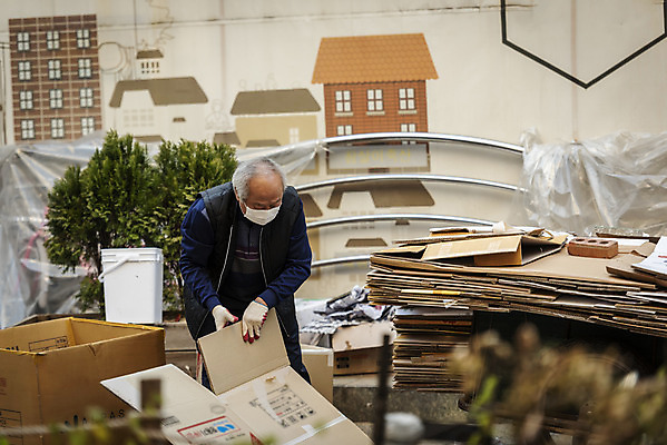 포토 JPG 주간 할아버지 노년 남자 마스크 한명 서기 들기 상반신 야외 앞모습 실버라이프 한국인 정리 70대 경제활동 고령화 독거노인 폐지수집 노인남자한명만 국내포토 자연요소 1 라이프스타일 뷰포인트 모션 사람 동양인 성인 경제 수집 사회이슈 남자한명만 노인남자만 파일형식