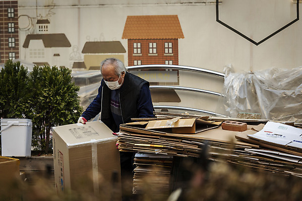 포토 JPG 주간 할아버지 노년 남자 마스크 한명 서기 상반신 야외 옆모습 실버라이프 한국인 정리 70대 경제활동 고령화 독거노인 폐지수집 노인남자한명만 국내포토 자연요소 1 라이프스타일 뷰포인트 모션 사람 동양인 성인 경제 수집 사회이슈 남자한명만 노인남자만 파일형식