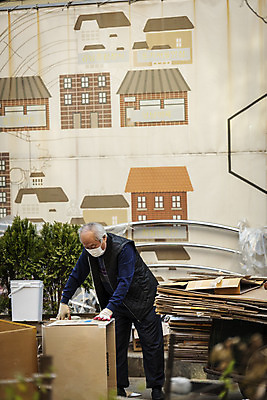 포토 JPG 주간 전신 할아버지 노년 남자 마스크 한명 서기 야외 옆모습 실버라이프 한국인 정리 70대 경제활동 고령화 독거노인 폐지수집 노인남자한명만 국내포토 자연요소 1 라이프스타일 뷰포인트 모션 사람 동양인 성인 경제 수집 사회이슈 남자한명만 노인남자만 파일형식