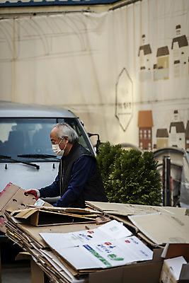 포토 JPG 주간 할아버지 노년 남자 한명 서기 들기 상반신 야외 옆모습 실버라이프 한국인 정리 70대 경제활동 고령화 독거노인 폐지수집 노인남자한명만 국내포토 자연요소 1 라이프스타일 뷰포인트 모션 사람 동양인 성인 경제 수집 사회이슈 남자한명만 노인남자만 파일형식
