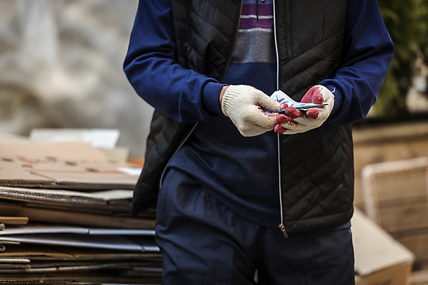 포토 JPG 주간 할아버지 노년 남자 돈 한명 서기 들기 상반신 야외 옆모습 실버라이프 한국인 정리 70대 경제활동 고령화 독거노인 폐지수집 노인남자한명만 국내포토 자연요소 1 라이프스타일 뷰포인트 모션 사람 동양인 성인 경제 재산 수집 사회이슈 남자한명만 노인남자만 파일형식