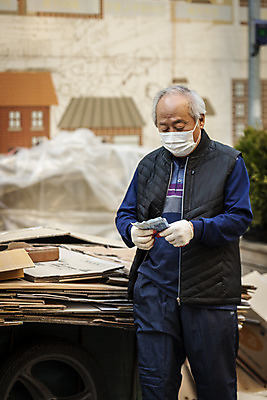 포토 JPG 주간 응시 할아버지 노년 남자 지폐 마스크 한명 서기 들기 상반신 야외 옆모습 실버라이프 한국인 정리 70대 경제활동 고령화 독거노인 폐지수집 노인남자한명만 국내포토 자연요소 1 라이프스타일 시선 뷰포인트 돈 모션 사람 동양인 성인 경제 수집 사회이슈 남자한명만 노인남자만 파일형식
