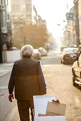 포토 JPG 주간 할아버지 노년 남자 거리 한명 상반신 야외 뒷모습 실버라이프 걷기 수레 한국인 잡기 70대 경제활동 고령화 독거노인 폐지수집 노인남자한명만 국내포토 자연요소 1 라이프스타일 뷰포인트 모션 사람 동양인 성인 경제 카트 수집 사회이슈 남자한명만 노인남자만 파일형식