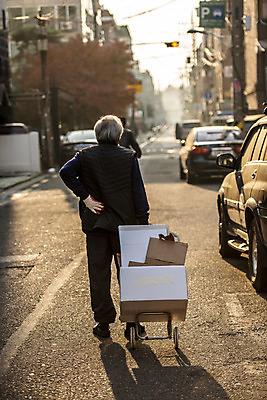 포토 JPG 주간 전신 할아버지 노년 남자 허리손 거리 한명 야외 뒷모습 실버라이프 걷기 수레 한국인 잡기 70대 경제활동 고령화 독거노인 수레끌기 폐지수집 노인남자한명만 국내포토 자연요소 1 라이프스타일 뷰포인트 포즈 모션 사람 동양인 성인 경제 카트 당기기 수집 사회이슈 남자한명만 노인남자만 파일형식