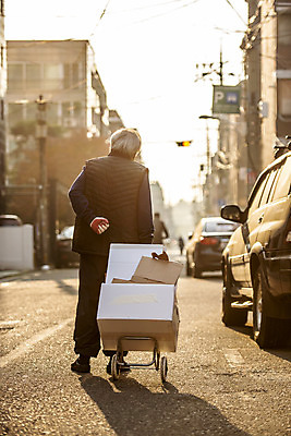 포토 JPG 주간 전신 할아버지 노년 남자 허리손 거리 한명 야외 뒷모습 실버라이프 걷기 수레 한국인 잡기 70대 경제활동 고령화 독거노인 수레끌기 폐지수집 노인남자한명만 국내포토 자연요소 1 라이프스타일 뷰포인트 포즈 모션 사람 동양인 성인 경제 카트 당기기 수집 사회이슈 남자한명만 노인남자만 파일형식