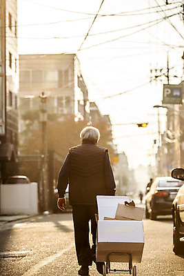포토 JPG 주간 전신 할아버지 노년 남자 거리 한명 야외 뒷모습 실버라이프 걷기 수레 한국인 잡기 70대 경제활동 고령화 독거노인 수레끌기 폐지수집 노인남자한명만 국내포토 자연요소 1 라이프스타일 뷰포인트 모션 사람 동양인 성인 경제 카트 당기기 수집 사회이슈 남자한명만 노인남자만 파일형식