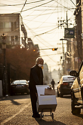 포토 JPG 주간 전신 할아버지 노년 남자 거리 마스크 한명 야외 옆모습 실버라이프 걷기 수레 한국인 잡기 70대 경제활동 고령화 독거노인 수레끌기 폐지수집 노인남자한명만 국내포토 자연요소 1 라이프스타일 뷰포인트 모션 사람 동양인 성인 경제 카트 당기기 수집 사회이슈 남자한명만 노인남자만 파일형식