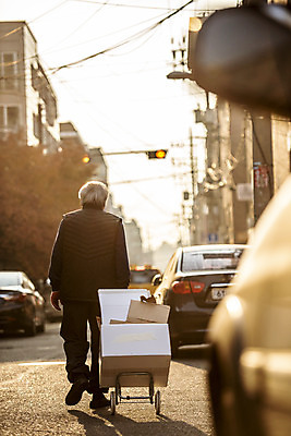 포토 JPG 주간 전신 할아버지 노년 남자 거리 한명 야외 뒷모습 실버라이프 걷기 수레 한국인 잡기 70대 경제활동 고령화 독거노인 수레끌기 폐지수집 노인남자한명만 국내포토 자연요소 1 라이프스타일 뷰포인트 모션 사람 동양인 성인 경제 카트 당기기 수집 사회이슈 남자한명만 노인남자만 파일형식
