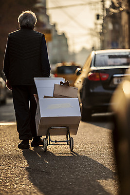 포토 JPG 주간 전신 할아버지 노년 남자 거리 한명 야외 뒷모습 실버라이프 걷기 수레 한국인 잡기 70대 경제활동 고령화 독거노인 수레끌기 폐지수집 노인남자한명만 국내포토 자연요소 1 라이프스타일 뷰포인트 모션 사람 동양인 성인 경제 카트 당기기 수집 사회이슈 남자한명만 노인남자만 파일형식