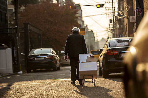 포토 JPG 주간 전신 할아버지 노년 남자 거리 한명 야외 뒷모습 실버라이프 걷기 수레 한국인 잡기 70대 경제활동 고령화 독거노인 수레끌기 폐지수집 노인남자한명만 국내포토 자연요소 1 라이프스타일 뷰포인트 모션 사람 동양인 성인 경제 카트 당기기 수집 사회이슈 남자한명만 노인남자만 파일형식