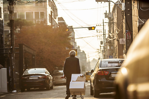 포토 JPG 주간 전신 할아버지 노년 남자 거리 한명 야외 뒷모습 실버라이프 걷기 수레 한국인 잡기 소프트포커스 70대 경제활동 고령화 독거노인 수레끌기 폐지수집 노인남자한명만 국내포토 자연요소 1 라이프스타일 뷰포인트 모션 촬영기법 사람 동양인 성인 경제 카트 당기기 수집 사회이슈 남자한명만 노인남자만 파일형식