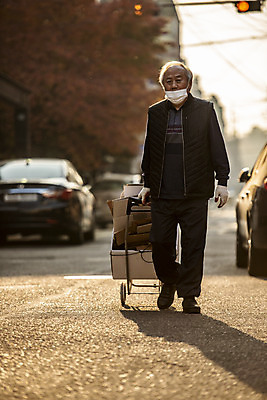 포토 JPG 주간 전신 할아버지 노년 남자 거리 마스크 한명 야외 앞모습 실버라이프 걷기 수레 한국인 잡기 70대 경제활동 고령화 독거노인 수레끌기 폐지수집 노인남자한명만 국내포토 자연요소 1 라이프스타일 뷰포인트 모션 사람 동양인 성인 경제 카트 당기기 수집 사회이슈 남자한명만 노인남자만 파일형식