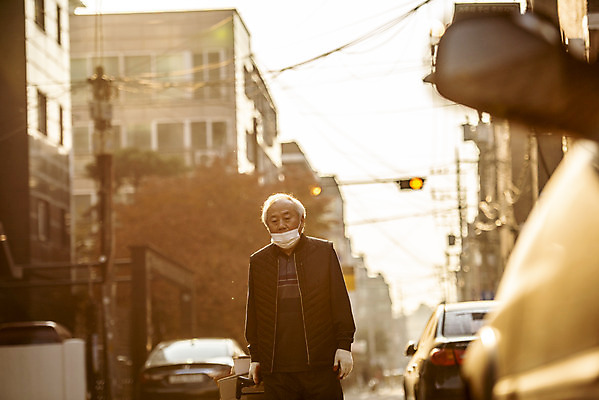 포토 JPG 주간 할아버지 노년 남자 거리 마스크 한명 상반신 야외 앞모습 실버라이프 걷기 수레 한국인 잡기 70대 경제활동 고령화 독거노인 수레끌기 폐지수집 노인남자한명만 국내포토 자연요소 1 라이프스타일 뷰포인트 모션 사람 동양인 성인 경제 카트 당기기 수집 사회이슈 남자한명만 노인남자만 파일형식
