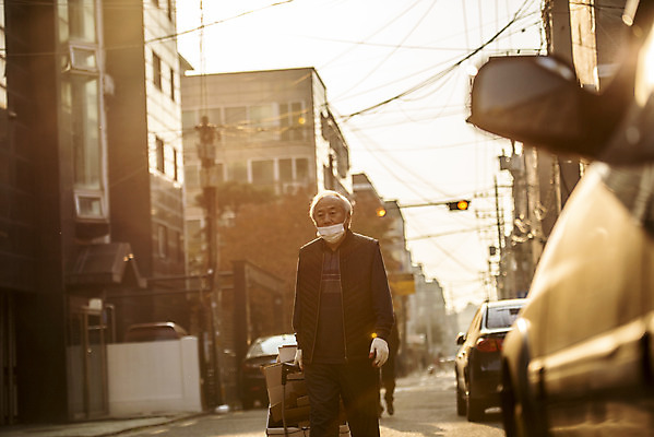 포토 JPG 주간 할아버지 노년 남자 거리 마스크 한명 상반신 야외 앞모습 실버라이프 걷기 수레 한국인 잡기 70대 경제활동 고령화 독거노인 수레끌기 폐지수집 노인남자한명만 국내포토 자연요소 1 라이프스타일 뷰포인트 모션 사람 동양인 성인 경제 카트 당기기 수집 사회이슈 남자한명만 노인남자만 파일형식