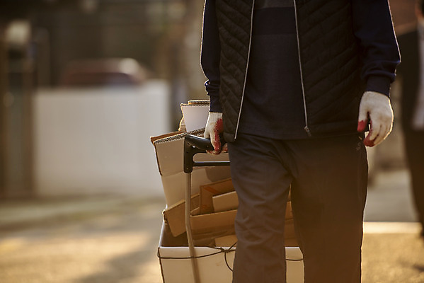 포토 JPG 주간 손 할아버지 노년 남자 거리 한명 상반신 야외 앞모습 실버라이프 걷기 수레 한국인 잡기 70대 경제활동 고령화 독거노인 목장갑 수레끌기 폐지수집 노인남자한명만 국내포토 자연요소 1 라이프스타일 뷰포인트 장갑 모션 사람 동양인 성인 신체부위 경제 카트 당기기 수집 사회이슈 남자한명만 노인남자만 파일형식