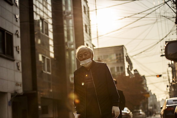 포토 JPG 주간 할아버지 노년 남자 거리 마스크 한명 상반신 야외 앞모습 실버라이프 걷기 수레 한국인 70대 경제활동 고령화 독거노인 폐지수집 노인남자한명만 국내포토 자연요소 1 라이프스타일 뷰포인트 모션 사람 동양인 성인 경제 카트 수집 사회이슈 남자한명만 노인남자만 파일형식