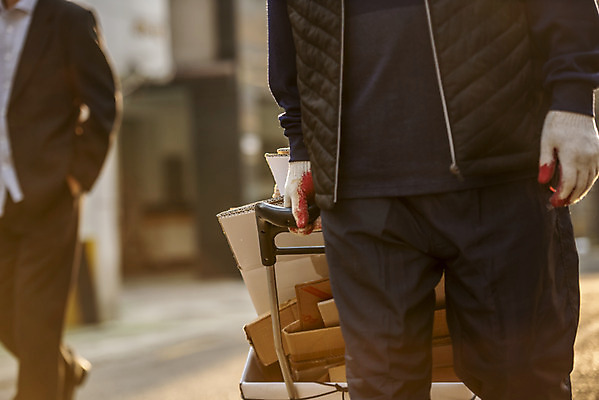 포토 JPG 주간 손 할아버지 노년 남자 거리 한명 근접촬영 야외 앞모습 실버라이프 걷기 수레 한국인 잡기 70대 경제활동 고령화 독거노인 목장갑 수레끌기 폐지수집 노인남자한명만 국내포토 자연요소 1 라이프스타일 뷰포인트 장갑 모션 사람 동양인 성인 신체부위 경제 카트 당기기 수집 사회이슈 남자한명만 노인남자만 파일형식